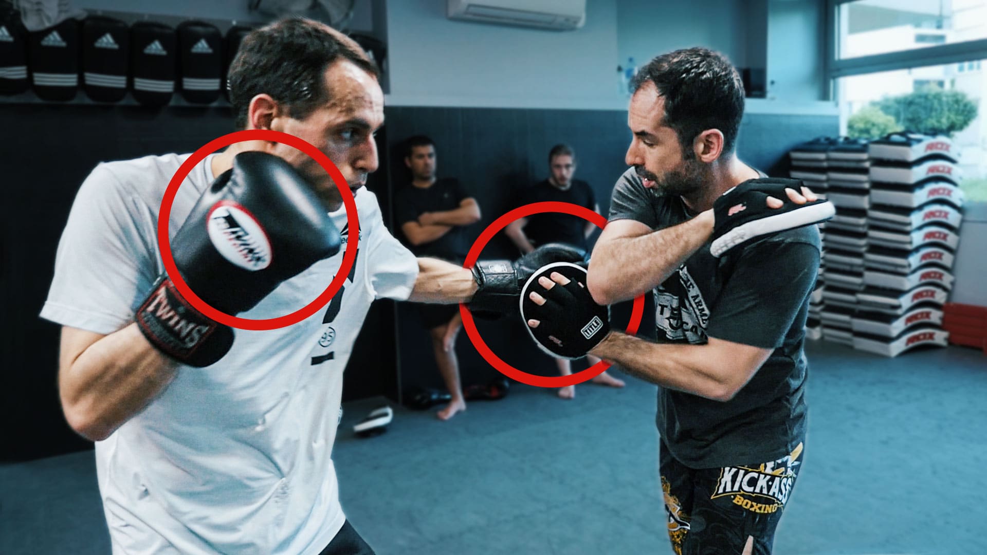 3 ENCHAÎNEMENTS AUX PATTES D’OURS POUR LES COACHES DE BOXE
