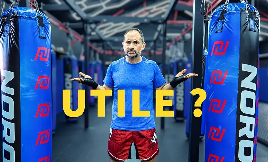 Greg, coach de Boxe, hésite entre un sac de frappe et un partenaire dans la salle NOROS